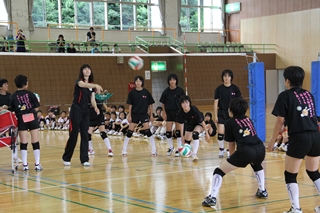 新鍋理沙選手によるバレーボール教室