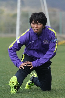 体をほぐす佐藤選手