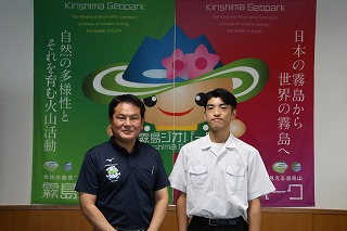 市長とハンドボール篠原選手の写真