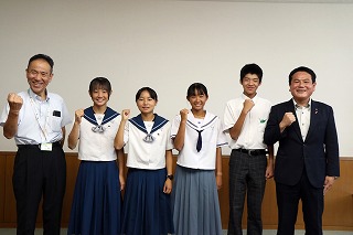 市長・教育長・中学生の集合写真