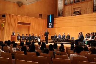 霧島国際音楽祭で市長が感想を述べる様子