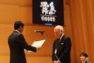 堤剛音楽監督に特別表彰を授与する様子