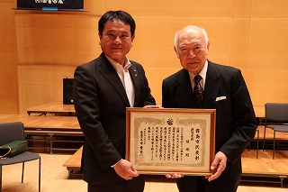 市長と堤剛監督の写真