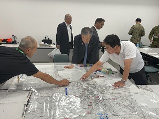 森山衆議院議員に状況説明する様子
