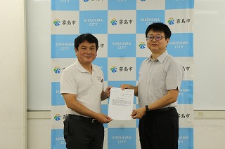 提言書を市長が受け取る様子